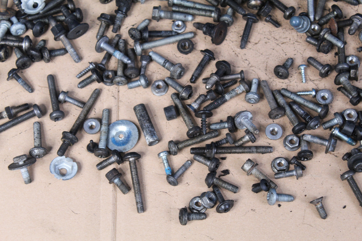 AUDI A6 C7 LIFT CABIN SCREWS 2.7 KILO 2018R