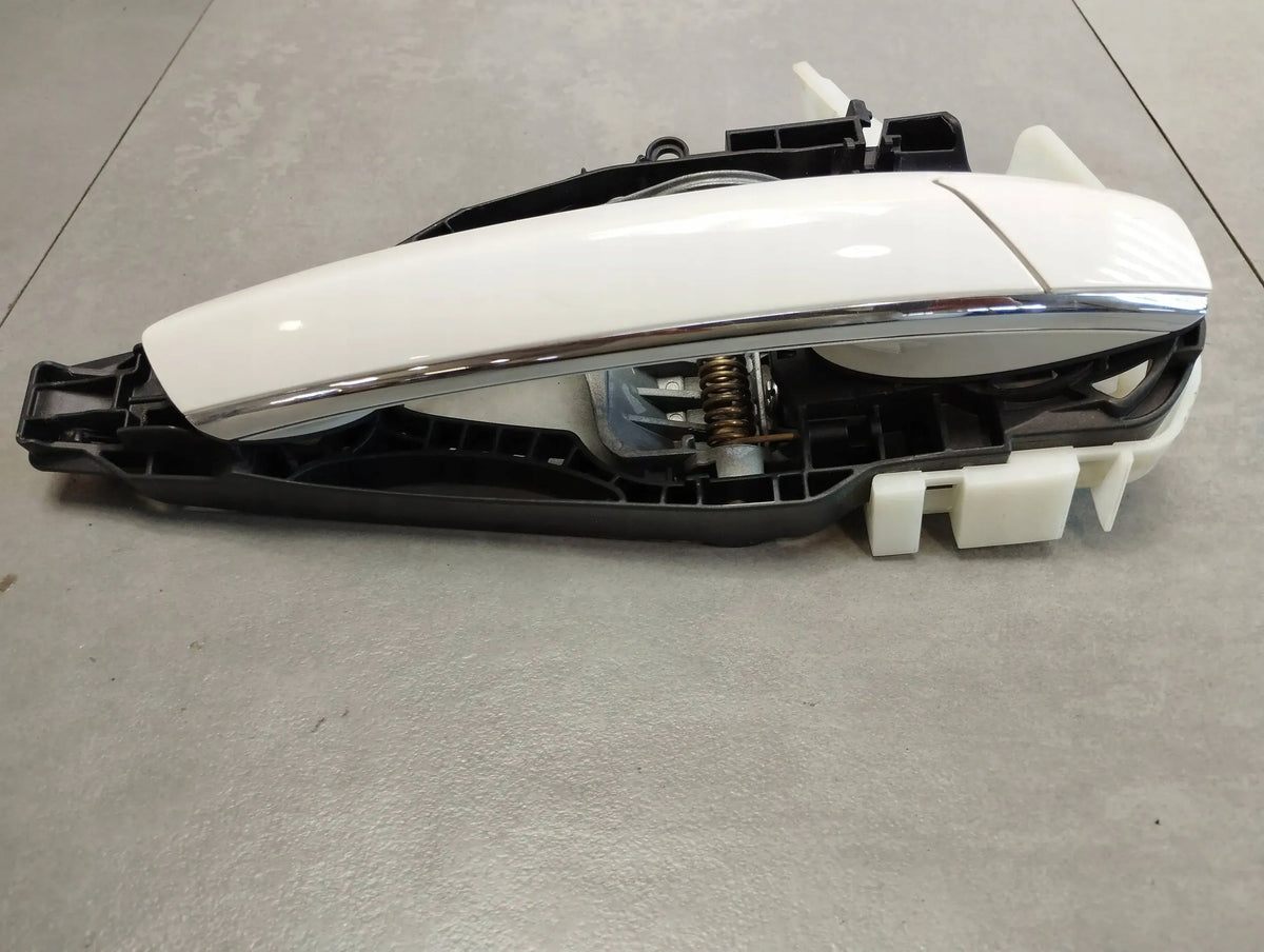 BMW 7 G11 HANDLE RIGHT FRONT A300 KEYLESS WITH INSERT UK
