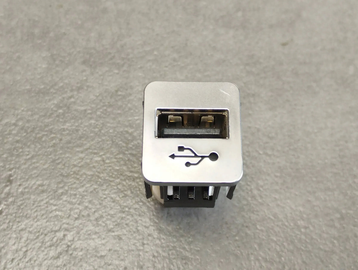 BMW 7 G11 USB 74558010 SOCKET