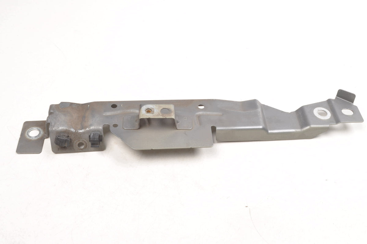FENDER MOUNT RIGHT FRONT VOLVO S90 II V90