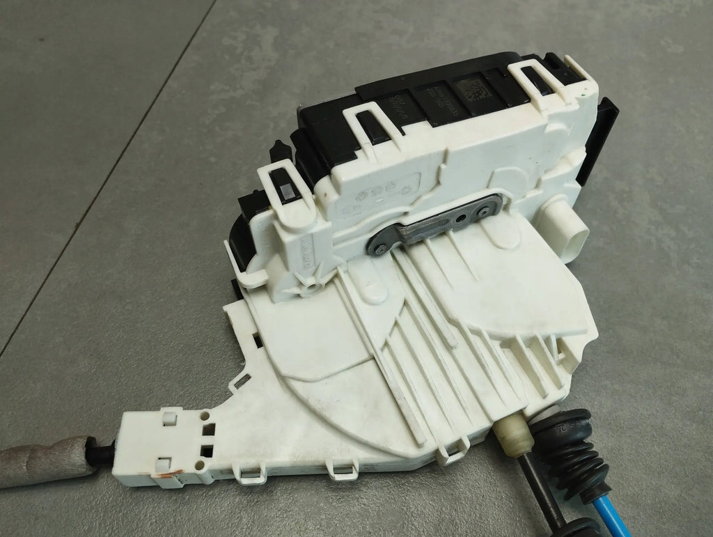 Mercedes-Benz CLS C218 LOCK RIGHT REAR A0997300235