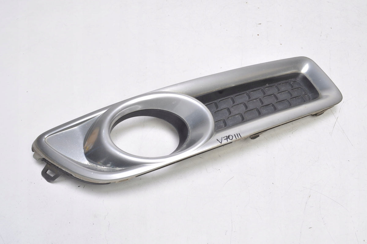 VOLVO V70 III FRAME HALOGEN GRILLE LEFT 30733034