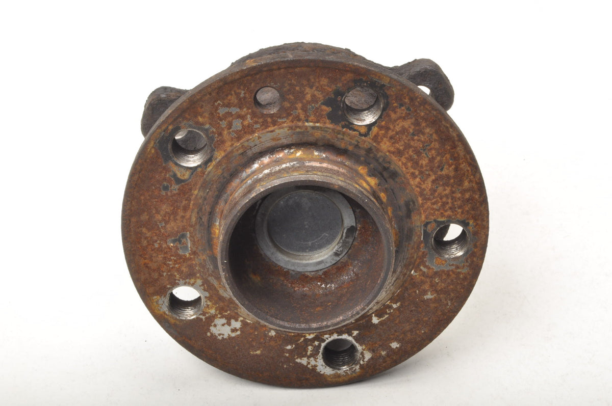 VOLVO XC60 AND REAR HUB RIGHT